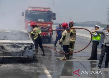 Sedan terbakar di Tol JORR Pondok Indah diduga akibat korsleting mesin