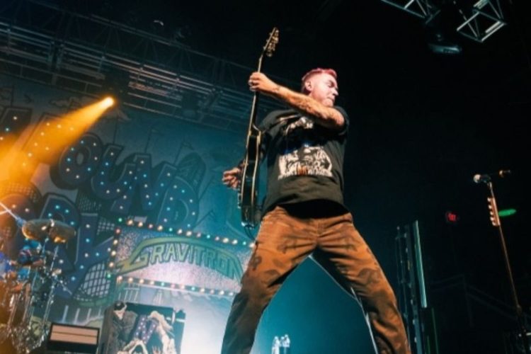 Gitaris New Found Glory Chad Gilbert meninggal pada usia 45 tahun
