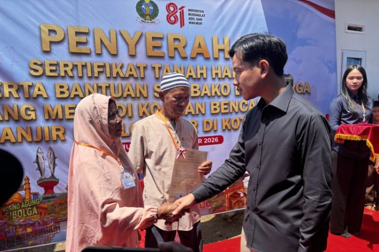 Gibran saksikan penyerahan sertifikat hak milik warga huntap Sibolga