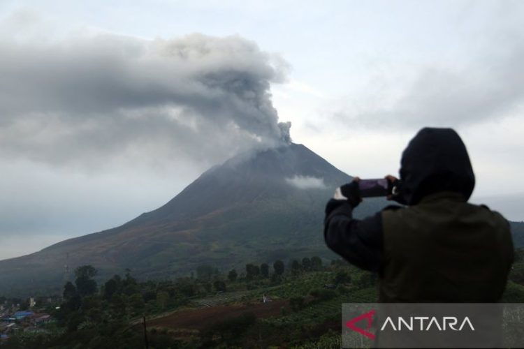Gunung Sinabung masih level siaga, warga diminta jauhi puncak