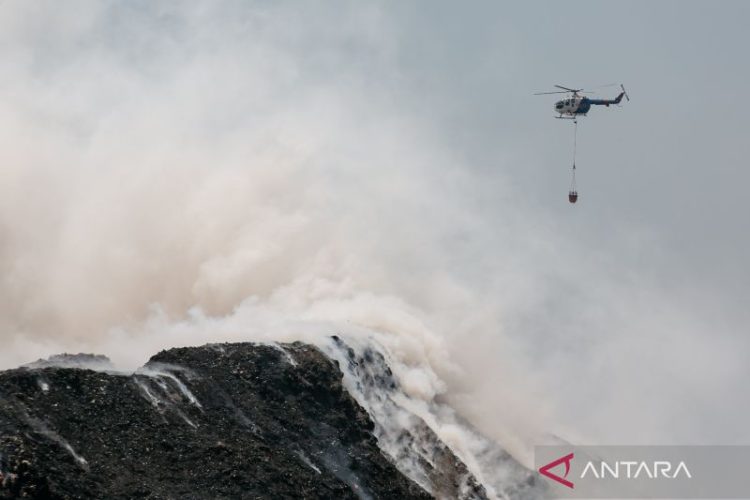 Helikopter dikerahkan untuk mengatasi  kebakaran TPA Putri Cempo Solo