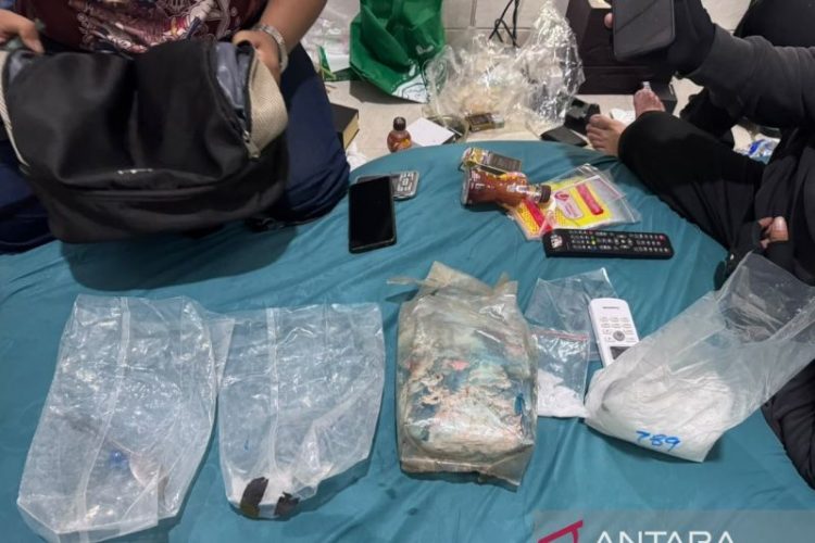 Polres Jakpus sita 1,5 kilogram sabu dari dua tersangka di Kebon Jeruk
