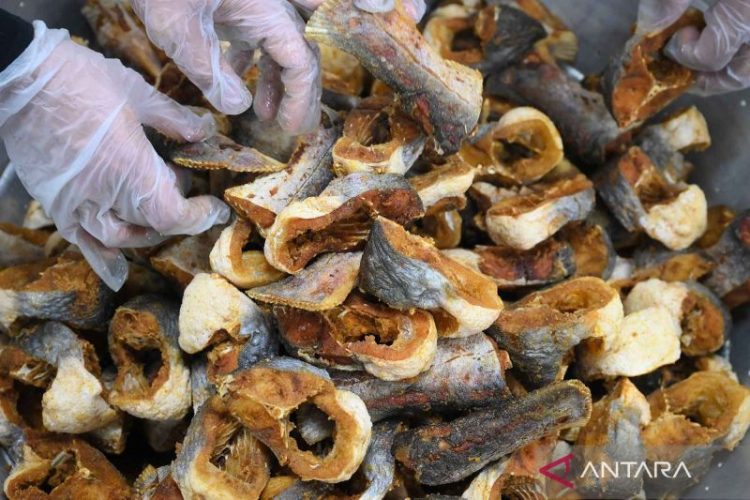 7 tips menggoreng ikan agar tidak lengket di wajan