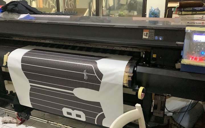 Mesin digital printing Granesia saat mencetak media format lebar