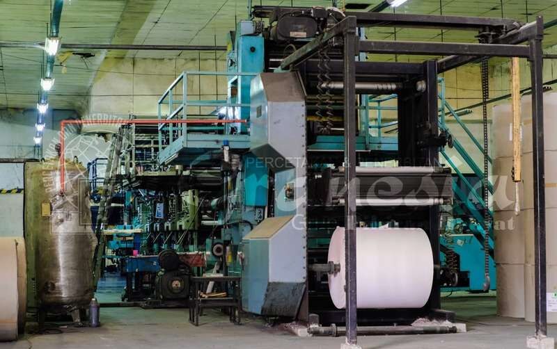 Mesin cetak offset web di fasilitas produksi Granesia